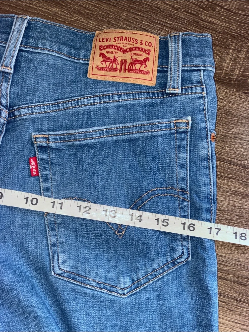 EUC Ladies Levi's Distressed Frayed Hem High Rise Stretch Denim Shorts Blue 29